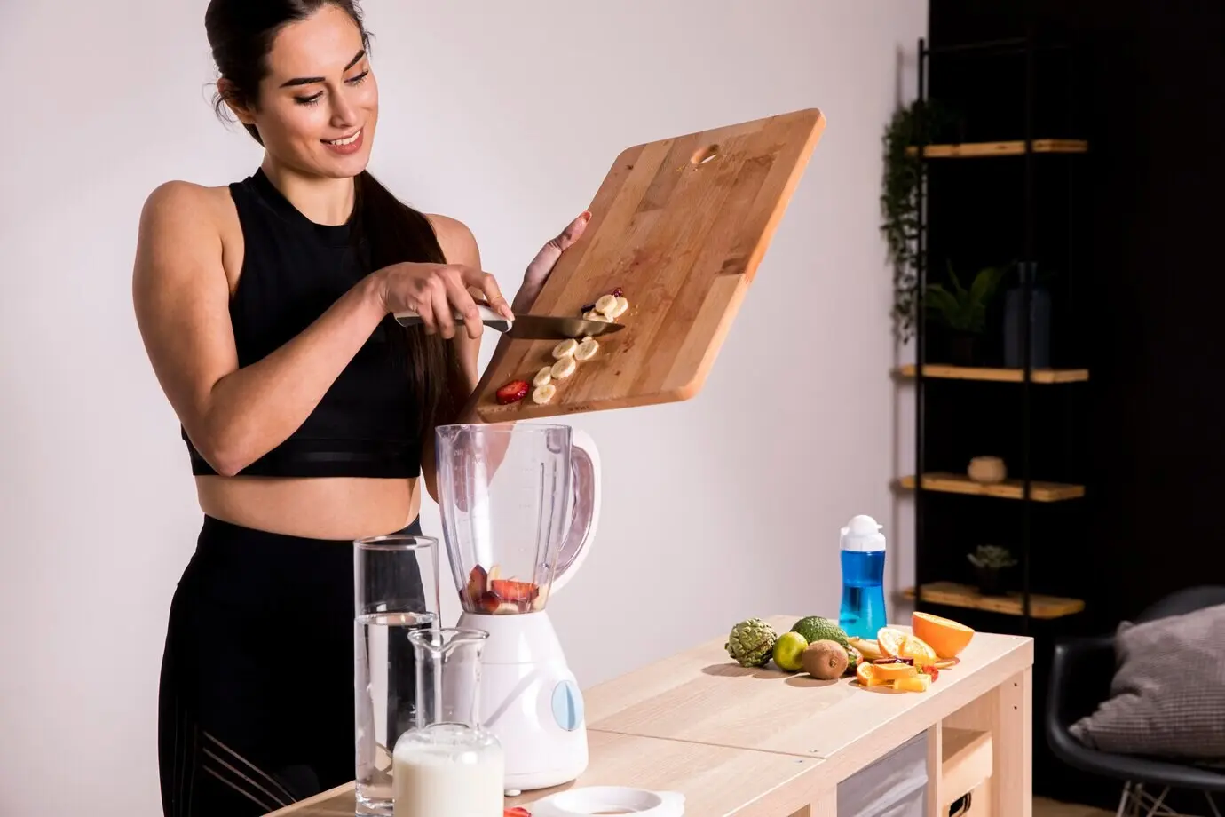 Mujer en forma preparando un jugo desintoxicante.