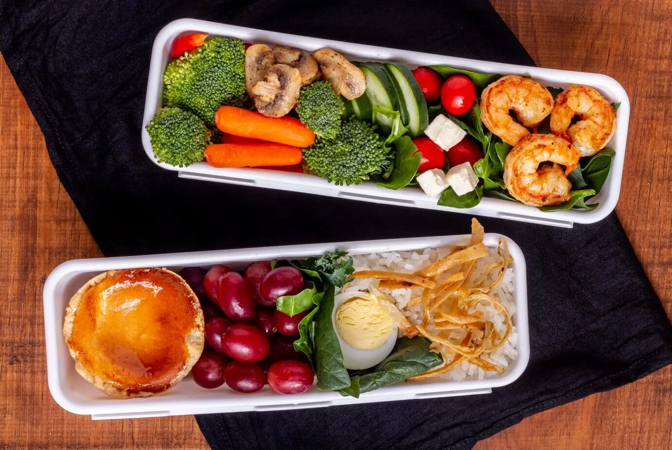 Disposición de camarones y verduras vista desde arriba.