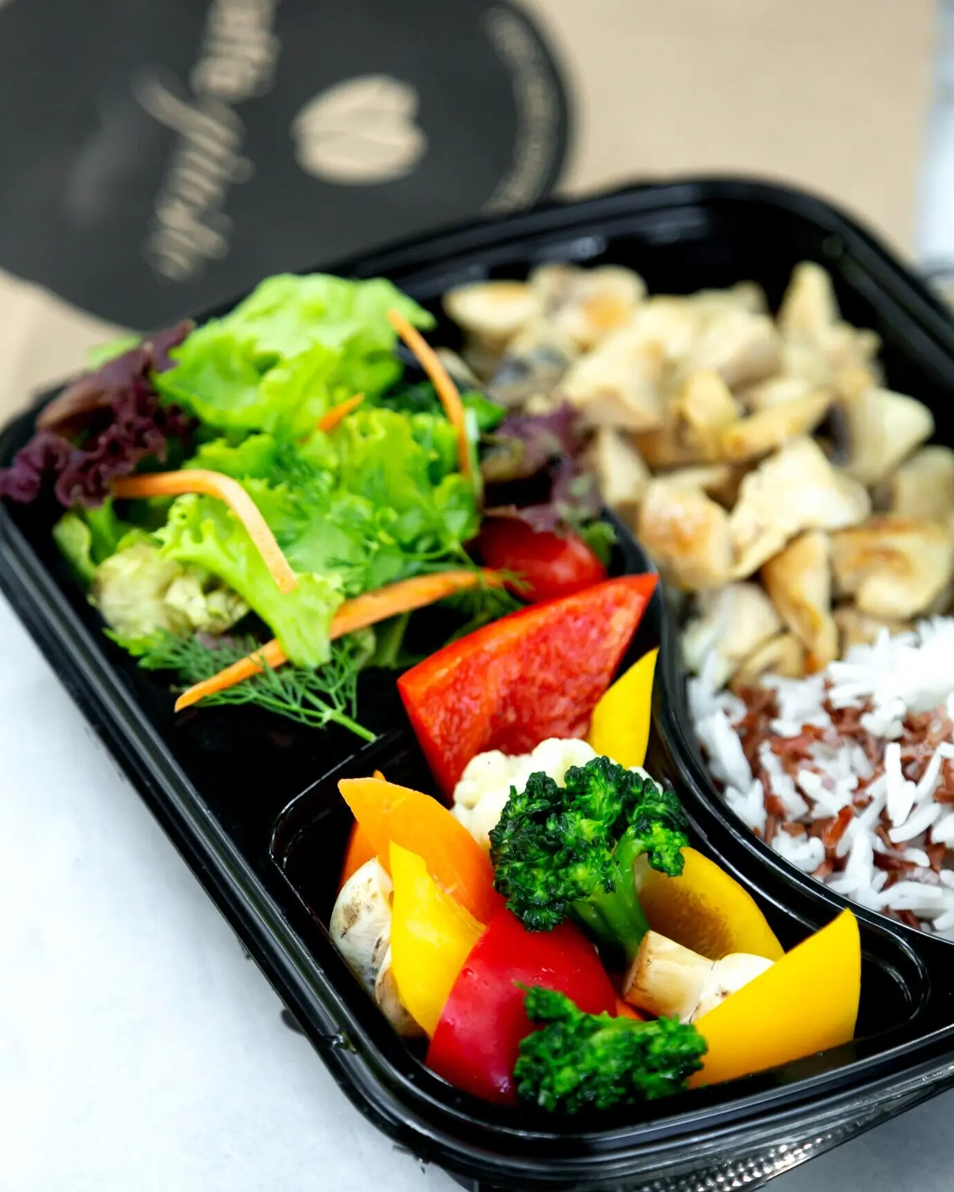 Pollo frito acompañado de arroz y verduras